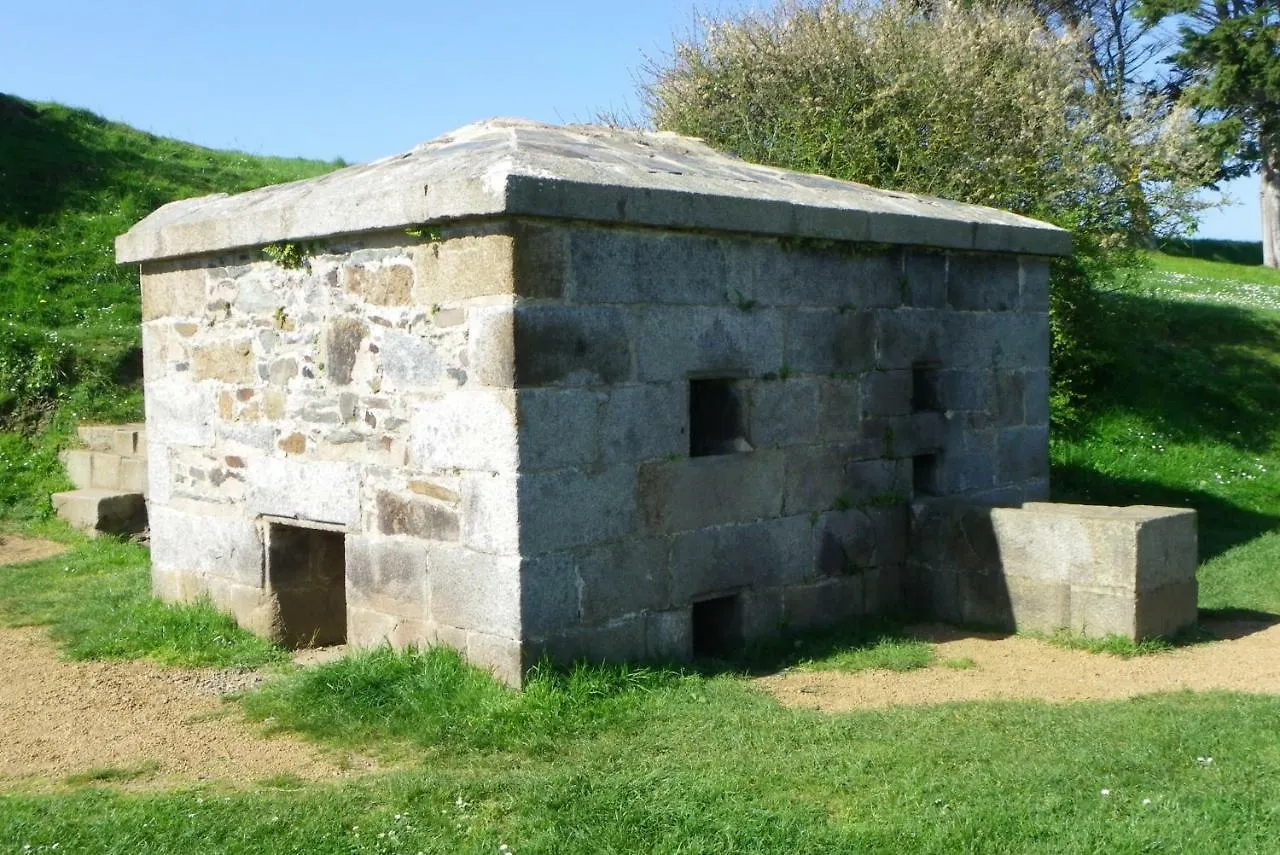 L'ESTRAN, 4 kms des plages, port, GR 34 et 2 h 15 Paris LGV Plérin France